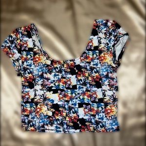 Xhilaraction Cropped floral top